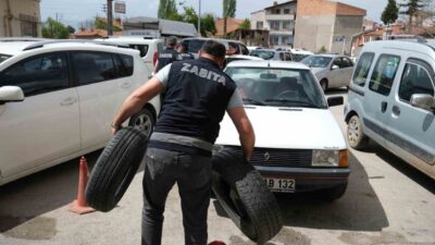 Çorum Belediyesi Zabıta Müdürlüğü, şehir genelinde araç parkını engelleyen unsurlara