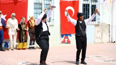 Alaca ilçesinde düzenlenen programda engelli ve otizmli öğrenciler sahne performanslarıyla