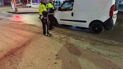 Çorum'un Alaca ilçesinde polis ekipleri, sürücülere emniyet kemeri kullanımı konusunda