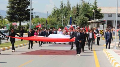 Çorum’da gerçekleşen vefa ve saygı yürüyüşünde Hitit Üniversitesi öğrencileri Türk