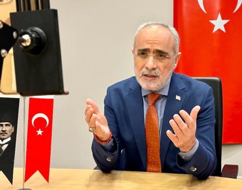 Yalçın Topçu, farklı dilleri öğrenmenin önemini vurgulayarak, çok dilli insanın