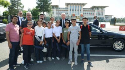 Cumhurbaşkanı Recep Tayyip Erdoğan, Adıyaman'dan Ankara'ya gelen çocuklarla Cumhurbaşkanlığı Külliyesi'nde