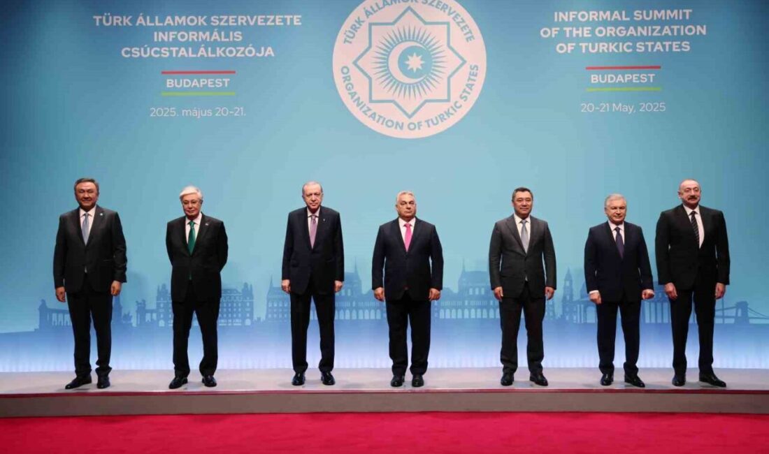 Cumhurbaşkanı Erdoğan, Türk Devletleri Teşkilatı Zirvesi’nde aile fotoğrafına katıldı Recep Tayyip Erdoğan, Budapeşte'de