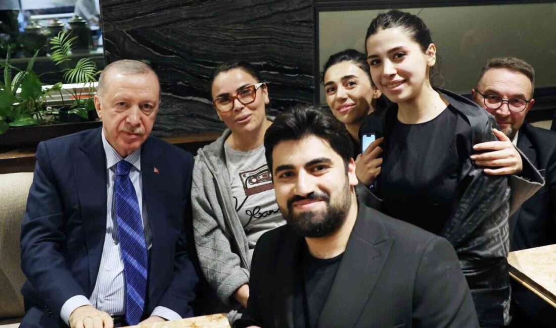 Cumhurbaşkanı Recep Tayyip Erdoğan, Ankara'da bir kafeyi ziyaret ederek vatandaşlarla