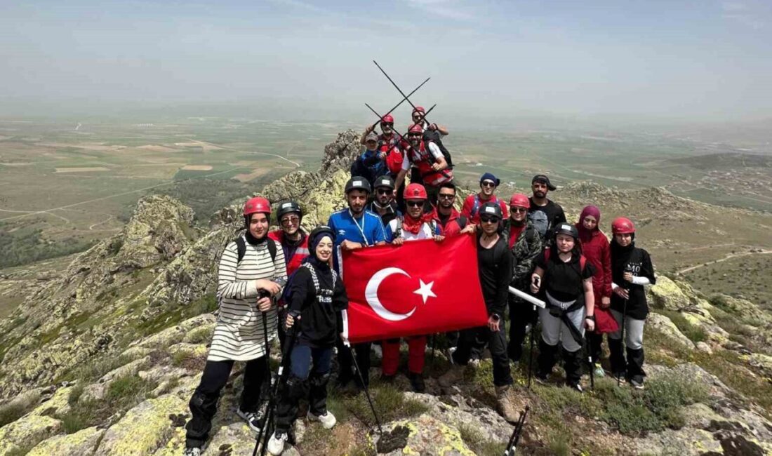 Dağcılar 19 Mayıs’ı bin 530 rakımlı zirvede kutladı Kırşehir'de dağcılar, 19 Mayıs'ta