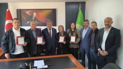 Kırşehir'de genç ve yaşlı çiftçilere tarım sektöründeki katkılarından dolayı plaket