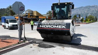 Kemer ’de elektrik altyapı çalışmalarının ardından yollan Belediye tarafından asfaltlanıyor.