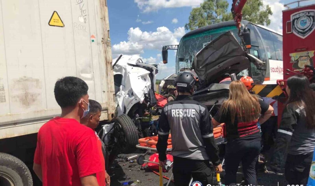 Filipinler'deki zincirleme trafik kazasında 10 kişi hayatını kaybetti, 30 kişi