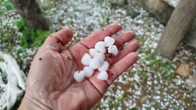 Osmancık ilçesinde fındık büyüklüğündeki dolu yağışı sebebiyle bir otomobil elektrik