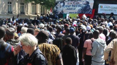 Paris'te Aboubakar Cisse için yapılan sessiz protestoya binlerce kişi katıldı.