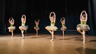 Gölbaşı Belediyesi'nin düzenlediği yıl sonu etkinliğinde kursiyerler el emeği eserlerini