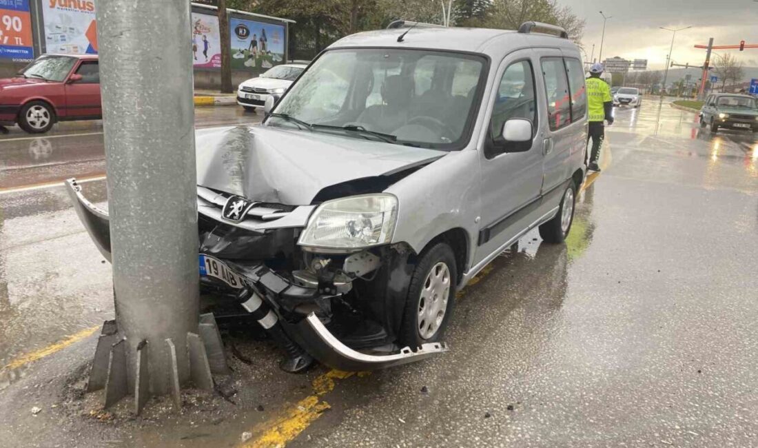 Hafif ticari araç direğe çarptı: 2 yaralı Çorum'da meydana gelen trafik
