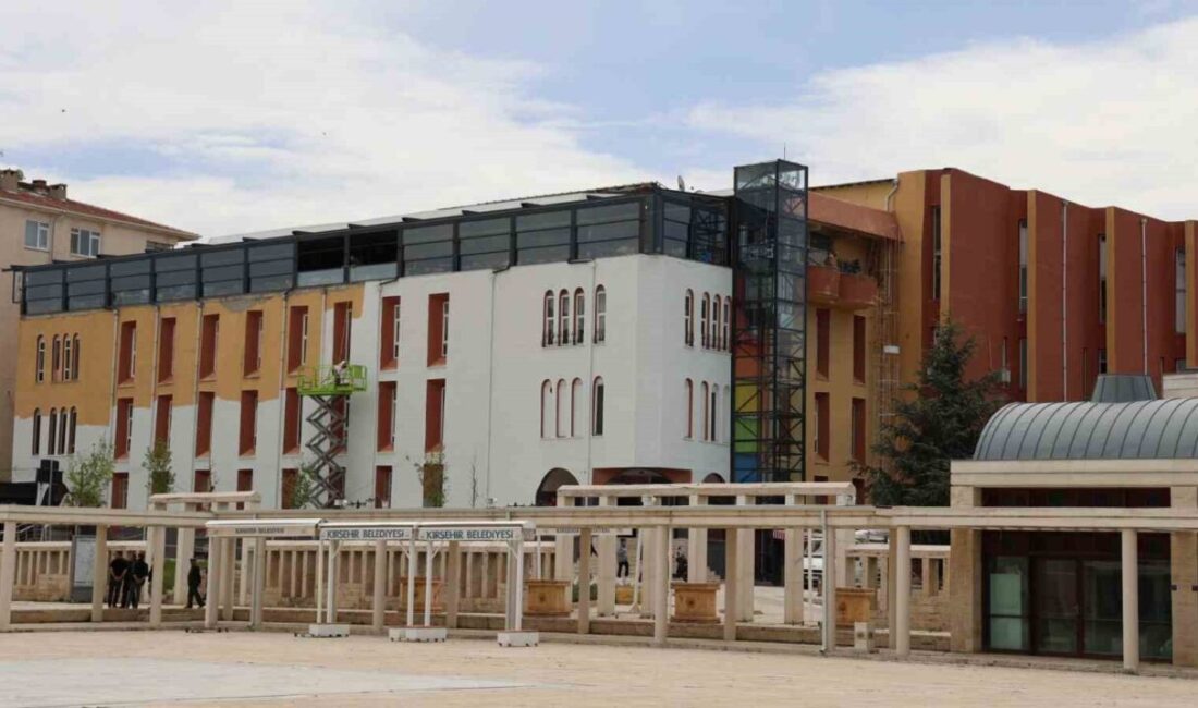 İlk AVM olan tarihi Ahi Çarşısı boyanıyor Kırşehir'deki tarihi Ahi Çarşısı,