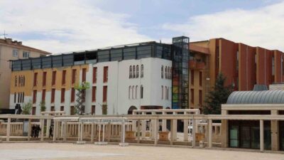 Kırşehir'deki tarihi Ahi Çarşısı, dış cephesinin boyanmasıyla restore ediliyor. Bu