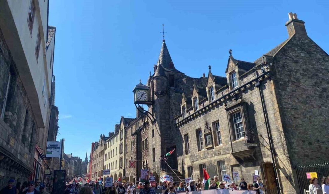 Edinburgh'da düzenlenen Nakba Günü yürüyüşünde Filistin destekçileri Gazze'deki ateşkes çağrısı