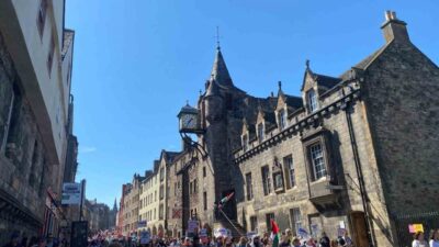 Edinburgh'da düzenlenen Nakba Günü yürüyüşünde Filistin destekçileri Gazze'deki ateşkes çağrısı