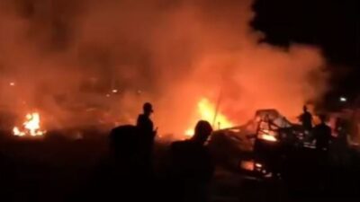 İsrail ordusu, Gazze Şeridi'ndeki El-Mevasi bölgesinde yerinden edilmiş sivillerin bulunduğu