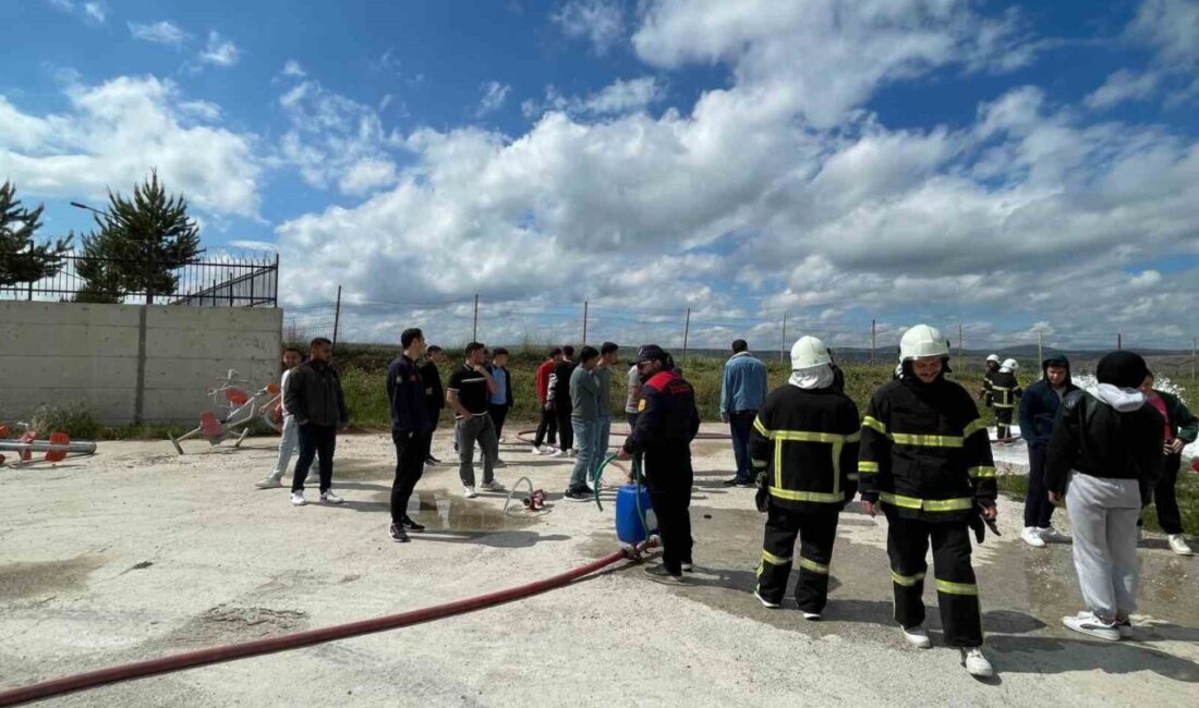 İtfaiye ekiplerinden üniversite öğrencilerine uygulamalı eğitim Alaca Belediyesi itfaiye ekipleri