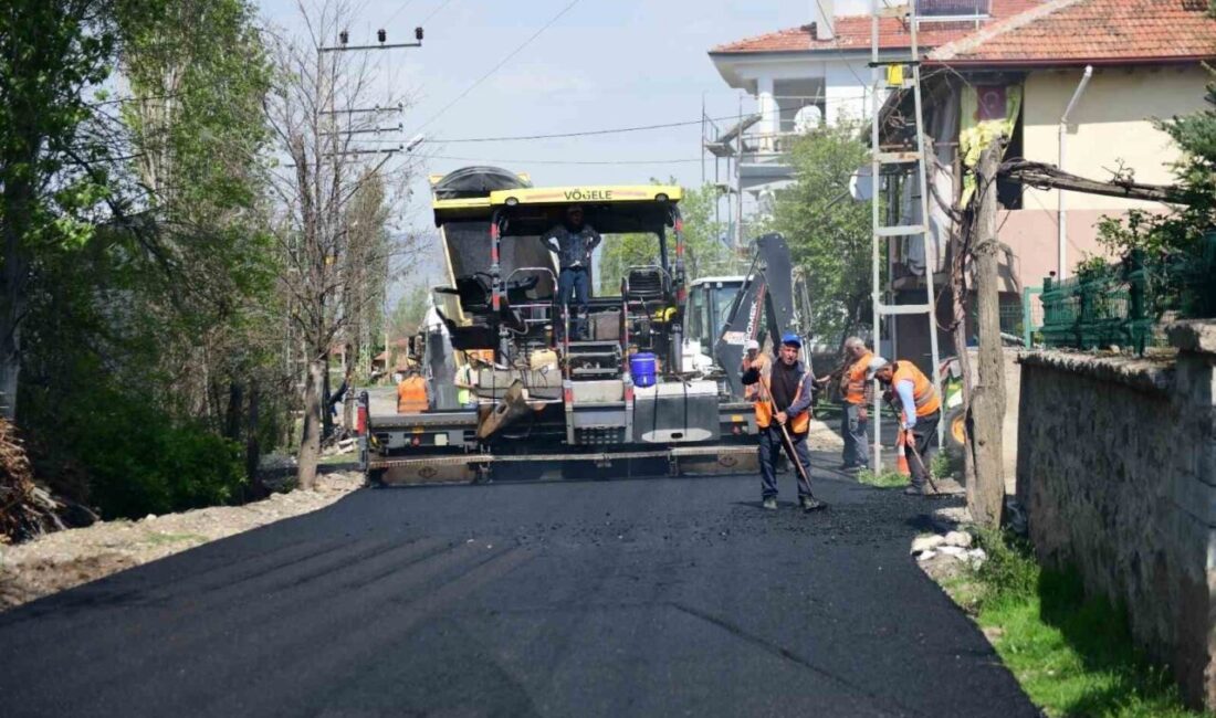 Kahramankazan Belediye Başkanı Selim Çırpanoğlu, Ahi Mahallesi'ndeki sıcak asfalt çalışmalarını