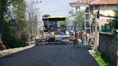Kahramankazan Belediye Başkanı Selim Çırpanoğlu, Ahi Mahallesi'ndeki sıcak asfalt çalışmalarını
