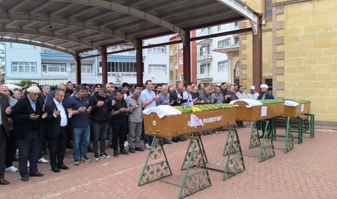 Kazada ölen 2 kardeş toprağa verildi Sakarya'nın Hendek ilçesinde otomobilin