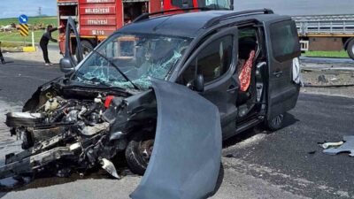 Kırıkkale'de kamyonet ile otomobilin çarpışması sonucu 3 kişi yaralandı. Yaralılar,