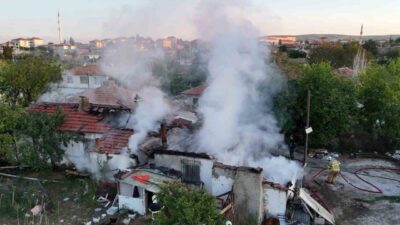 Kırıkkale'de başlayan yangın, kısa sürede büyüyerek bitişikteki eve sıçradı. Yangın