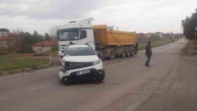 Kırıkkale'nin Delice ilçesinde meydana gelen trafik kazasında otomobil ile hafriyat