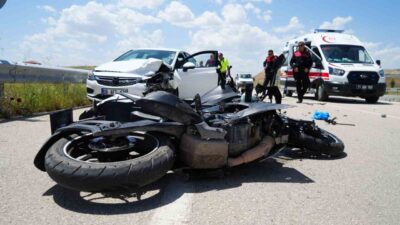 Kırıkkale'de Kaletepe Mahallesi'nde otomobil ile motosikletin çarpıştığı kazada M.Ç. ağır