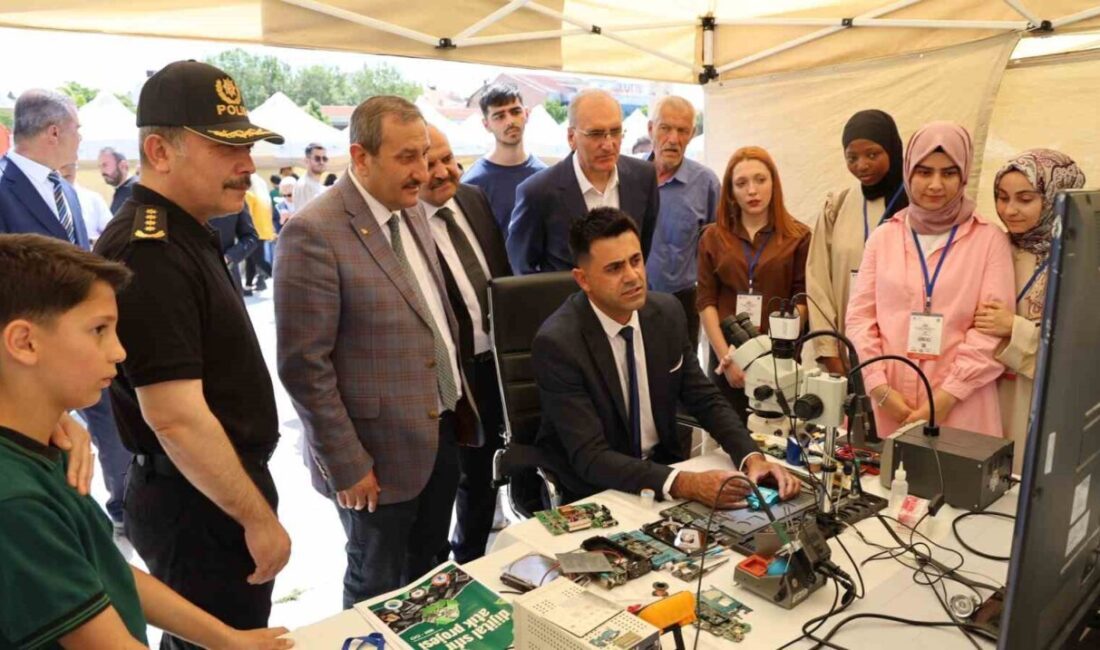 Kırşehir'de düzenlenen Bilim Şenliği, polis ve jandarma ekiplerinin gerçekleştirdiği tanıtım