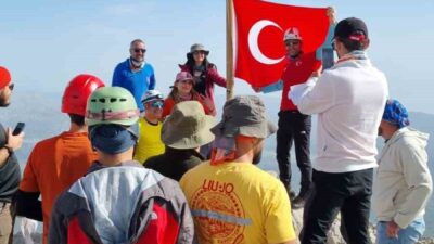 Kırşehirli dağcılar, Isparta'daki Dedegöl Zirvesi'ne 2988 metrelik tırmanışlarını başarıyla tamamlayarak