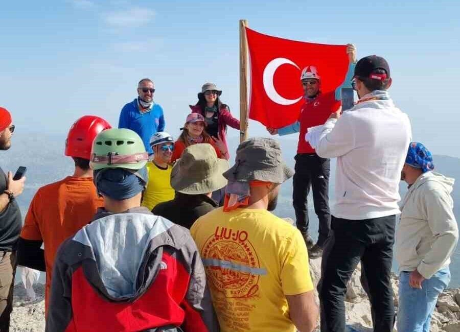 Kırşehirli dağcılar, Isparta'daki Dedegöl Zirvesi'ne 2988 metrelik tırmanışlarını başarıyla tamamlayarak
