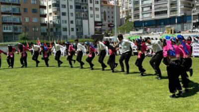 Kızılcahamam'da 19 Mayıs coşkusu stadı doldurdu. Kaymakam, Belediye Başkanı, öğrenciler