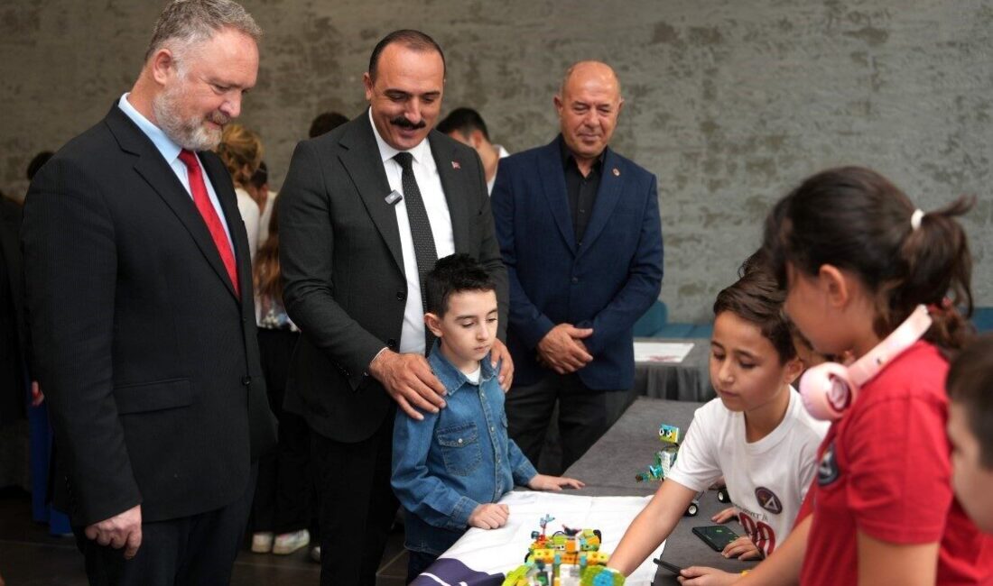 Konyaaltı Belediyesi'nin düzenlediği 'Bilim-Sanat-Kültür Buluşmaları' etkinliğine Galatasaray Üniversitesi Rektörü Prof.