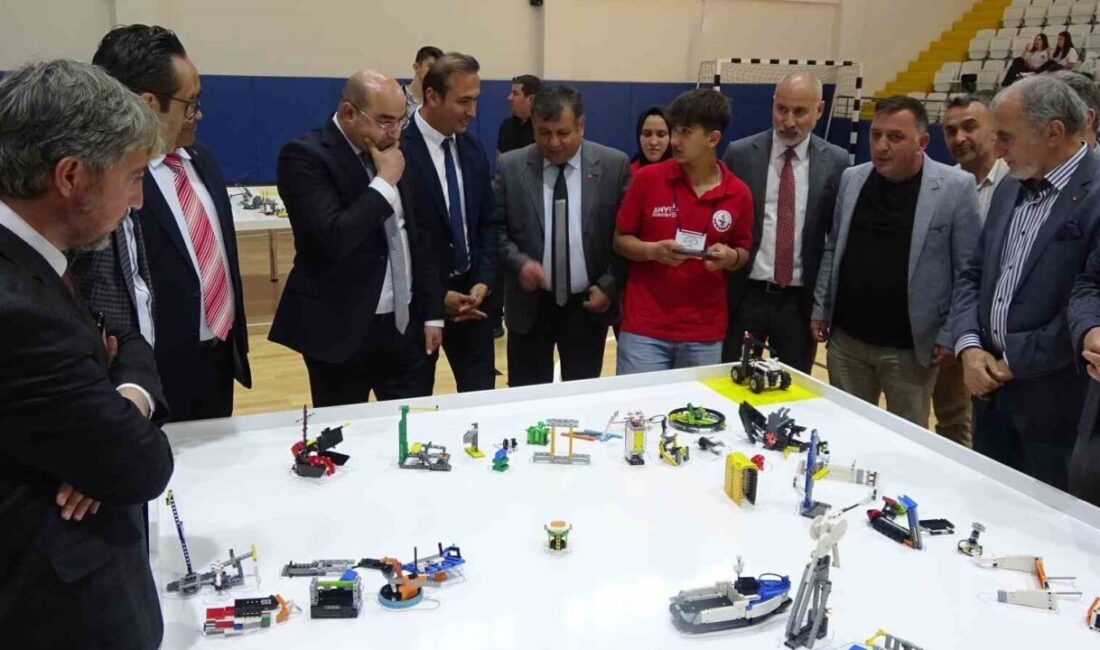Tavşanlı'da düzenlenen Geleneksel Robot Yarışması, 500 öğrenciyi ağırlayarak gençlerin bilim