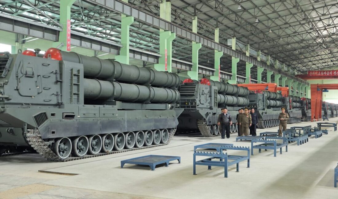 Kuzey Kore lideri Kim Jong-Un, tank fabrikasını ziyaret ederek modern
