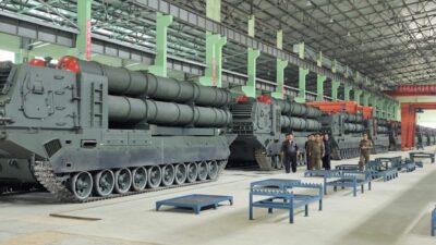 Kuzey Kore lideri Kim Jong-Un, tank fabrikasını ziyaret ederek modern