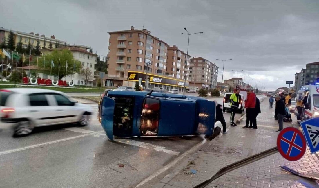 Levhaya çarpan otomobil yan yatarak durabildi: 1 kişi yaralandı Çorum’un Sungurlu ilçesinde trafik