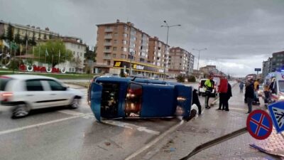 Çorum’un Sungurlu ilçesinde trafik kazası: Otomobil bilgilendirme levhasına çarptı, yan