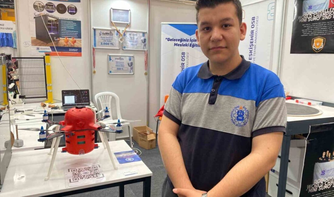 Eskişehirli öğrencilerin geliştirdiği yangın söndürme dronu ve arama kurtarma robotu,