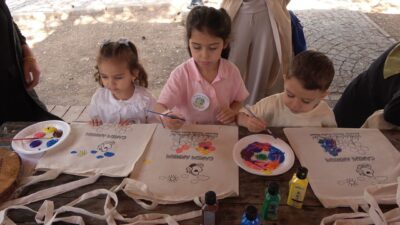 Yozgat'ta yapılan etkinlikte minikler doğada çöp toplarken annelerine Anneler Günü