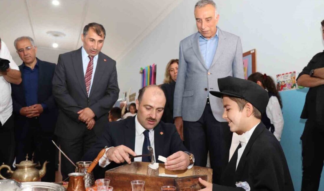 Erzurum, Oltu ilçesindeki Karabekir İlkokulu'nda düzenlenen Bilim Şenliği renkli etkinliklere