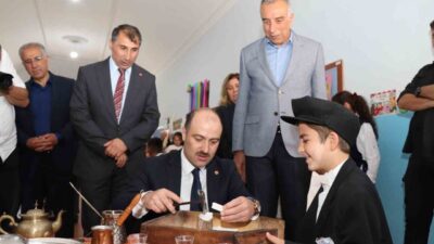 Erzurum, Oltu ilçesindeki Karabekir İlkokulu'nda düzenlenen Bilim Şenliği renkli etkinliklere