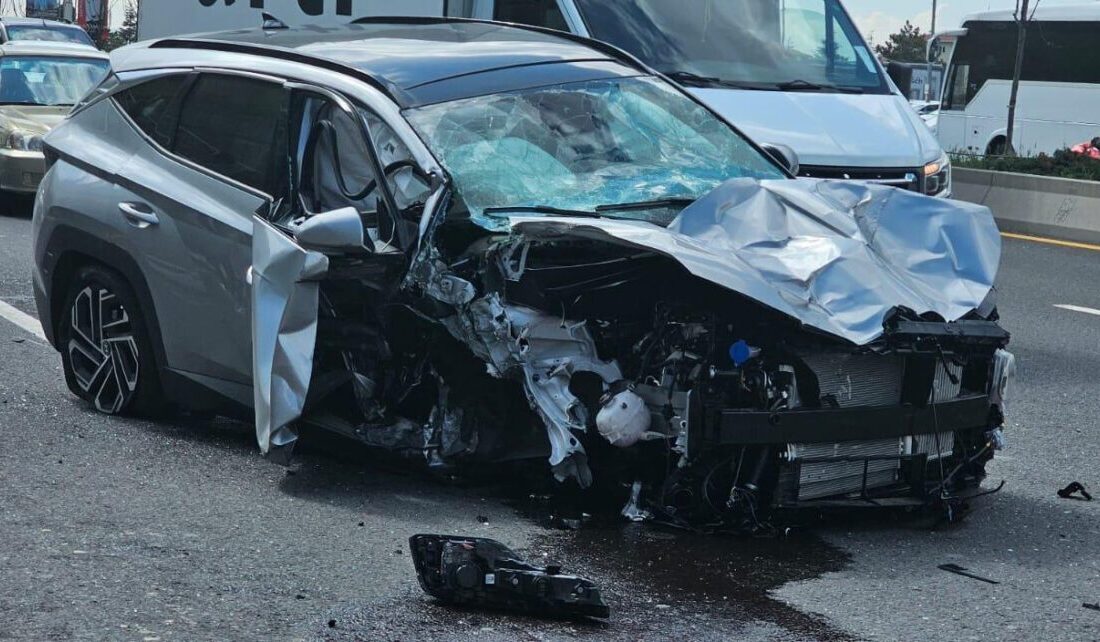 Çankaya'da meydana gelen trafik kazasında, Ümitköy'de bir otomobilin üst geçit