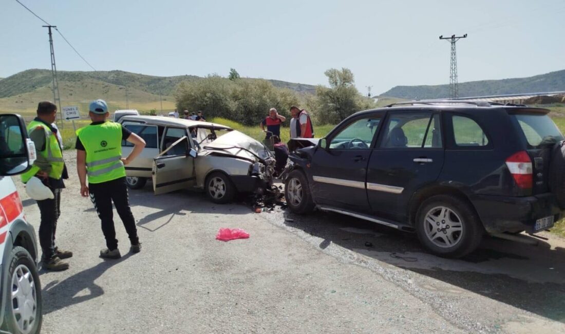 Yozgat'ın Yerköy ilçesinde meydana gelen trafik kazasında Tofaş otomobil ile