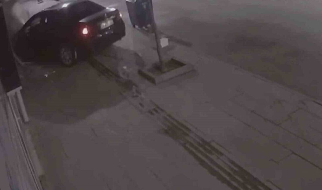 Çorum'da otomobiliyle kaldırıma çıkıp