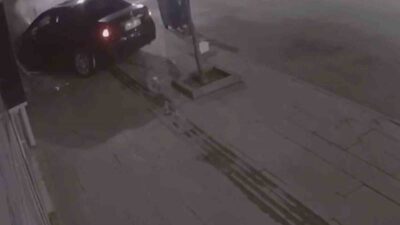 Çorum'da otomobiliyle kaldırıma çıkıp iş yerine çarpan sürücü, olay yerinden