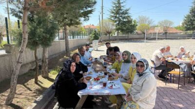Çorum'un Alaca ilçesinde düzenlenen Anneler Günü etkinliğinde özel çocuklar, annelerine