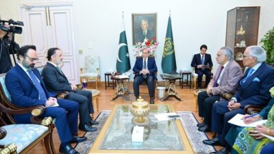 Pakistan Başbakanı Şahbaz Şerif, Türkiye'nin İslamabad Büyükelçisi İrfan Neziroğlu ile