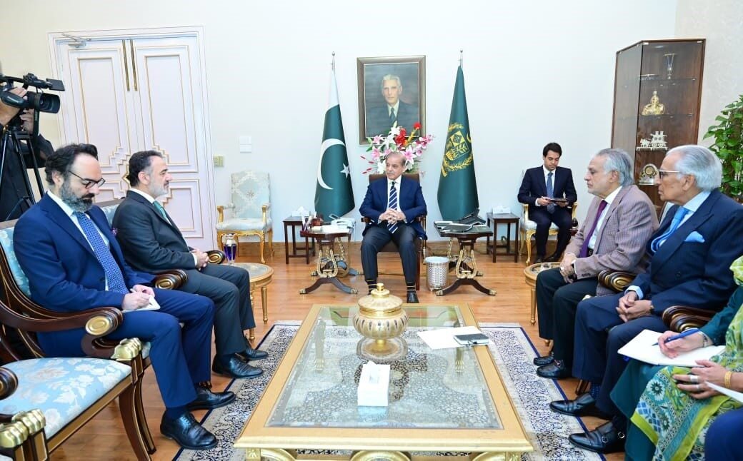 Pakistan Başbakanı Şahbaz Şerif, Türkiye'nin İslamabad Büyükelçisi İrfan Neziroğlu ile